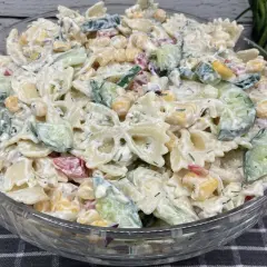 Pyszna, kremowa najlepsza sałatka z makaronem farfalle, ogórkiem, kukurydzą i pomidorkami. Idealna na lato!