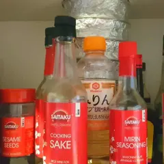 Szafka z azjatyckimi sosami: sos z kapsaicyny, sezam, sake, mirin co to jest i sos do sushi.