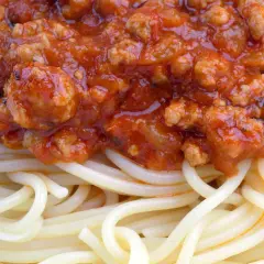Szybkie spaghetti z pomidorami z puszki i mięsem mielonym na kolację