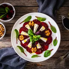 Carpaccio z buraka z serem feta, orzechami i ziołami, polane oliwą i octem balsamicznym. Idealny sos do carpaccio.