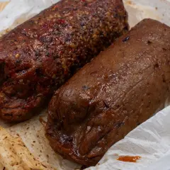 Dwa pieczone batony seitan co to? Jeden z przyprawami, drugi gładki, błyszczący.