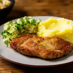 Chrupiące schabowe z airfryer, podane z purée ziemniaczanym i surówką. Pyszny obiad gotowy w mgnieniu oka!