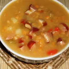 Gęsta zupa grochowa z kawałkami wędzonki i ziemniaków, jak z przepisu babci. Pyszne danie na chłodne dni.