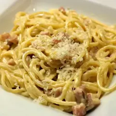 Pyszne spaghetti carbonara, idealne na obiad. Zobacz, jak zrobić carbonare krok po kroku!