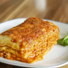 Pyszna, złocista lasagne z mięsem mielonym, idealna na rodzinny obiad. Prosty przepis, który zachwyci każdego.