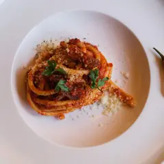 Makaron spaghetti z dziurką: Odkryj sekrety bucatini i przepisy