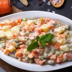 Ile kcal ma sałatka jarzynowa? Sprawdź, co wpływa na kaloryczność