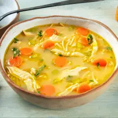 Aromatyczna zupa z makaronem, kurczakiem i marchewką. Idealna na chłodne dni, taka zupa z makaronem rozgrzeje każdego.