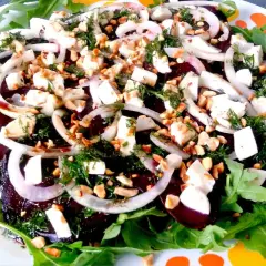Wykwintne carpaccio z buraka z serem feta, orzechami i świeżym koperkiem, polane aromatycznym sosem.