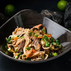 Pyszny makaron udon z wołowiną i warzywami, idealny na szybki obiad. Ten przepis na makaron udon zachwyci każdego!