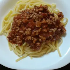 Porcja lekkostrawnego spaghetti z sosem bolognese. Idealne na szybki obiad.