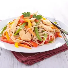 Szybkie spaghetti z sosem słodko kwaśnym, które zachwyci każdego
