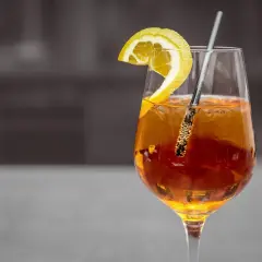 Orzeźwiający drink z plasterkiem cytryny i słomką. Zastanawiasz się, metaxa co to? To grecki destylat, który może być bazą dla takich pyszności.