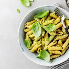 Penne z aromatycznym pesto, świeżą bazylią i parmezanem. Idealne pesto z makaronem na szybki obiad.