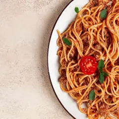 Pyszne spaghetti bolognese z mielonym mięsem, pomidorem i bazylią. Idealne przyprawy do spaghetti podkreślają smak tego klasycznego dania.