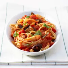Różnice między spaghetti napoli a bolognese - co warto wiedzieć?