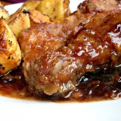 Soczysty kurczak po japońsku w sosie teriyaki, podany z pieczonymi ziemniakami.