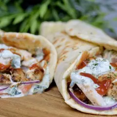 Dwa pyszne gyrosy z kurczakiem, warzywami i sosem, idealne na szybki obiad. Klasyczny gyros przepis w najlepszym wydaniu.