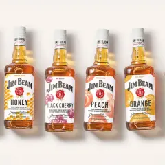 Sześć butelek Jim Beam o różnych smakach: Apple, Honey, Black Cherry, Peach, Orange i Pineapple.