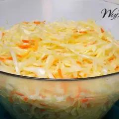 Pyszna surówka z białej kapusty jak u chińczyka, z dodatkiem marchewki, w szklanej misie. Idealna do obiadu!