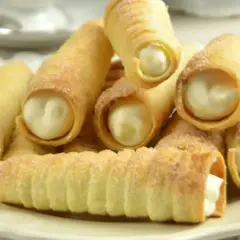 Słodkie rurki z kremem, idealne na deser. Ten dobry przepis na ciasto na rurki sprawi, że każdy będzie zachwycony!