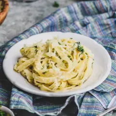 Pyszny makaron z kremowym sosem i parmezanem. Idealna odpowiedź na pytanie: jaka śmietana do makaronu?