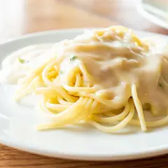 Pyszne spaghetti z kremowym sosem serowym, idealne na szybki obiad.