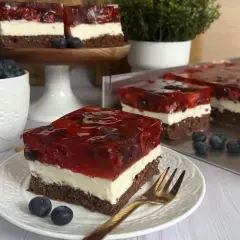 Szybki biszkopt z galaretką i owocami leśnymi, idealny na deser.