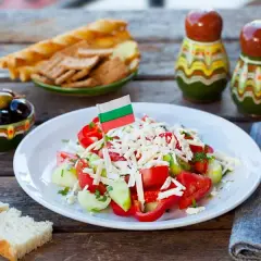 Jakie sery najlepiej pasują do sałatki szopskiej dla autentycznego smaku?