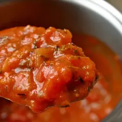 Ile kalorii ma zupa pomidorowa z makaronem i śmietaną - zaskakujące wartości