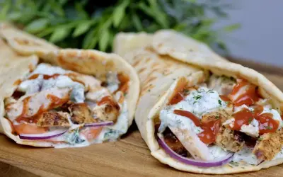 Dwa pyszne gyrosy z kurczakiem, warzywami i sosem, idealne na szybki obiad. Klasyczny gyros przepis w najlepszym wydaniu.