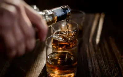 Co właściwie decyduje o charakterze whisky? Od surowca po beczkę