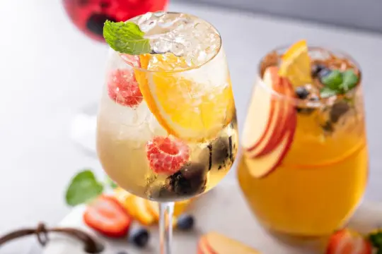 Orzeźwiające drinki z owocami i miętą. Idealne z czym pić prosecco, gdy chcesz poczuć smak lata.