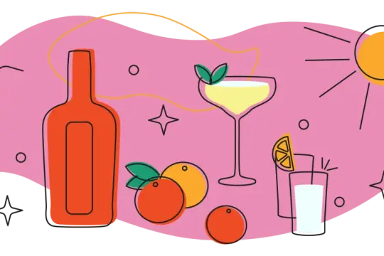 Letnia scena z butelką, owocami i drinkami. Czy to triple sec co to? Słońce świeci, czas na orzeźwienie!