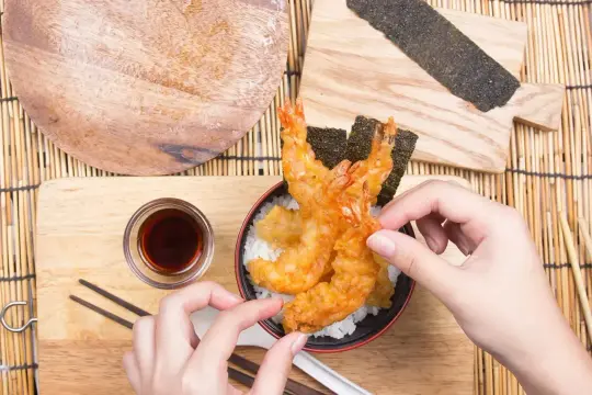 Chrupiące krewetki w cieście tempura na ryżu. Zastanawiasz się tempura co to? To japońskie danie!