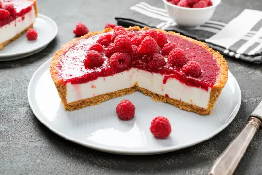 Szybkie ciasto z mascarpone i owocami, udekorowane malinami i malinową galaretką, na kruchym spodzie. Idealne na deser.