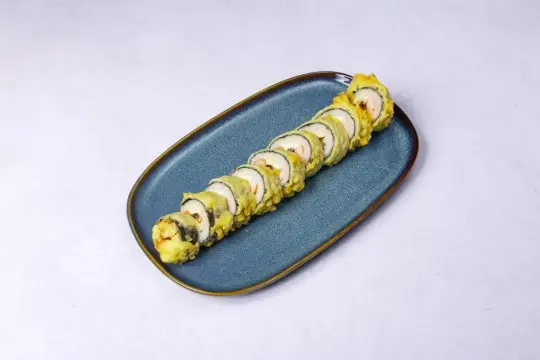 Chrupiące rolki sushi z krewetkami w tempurze, idealne do domowego przepisu na tempurę.