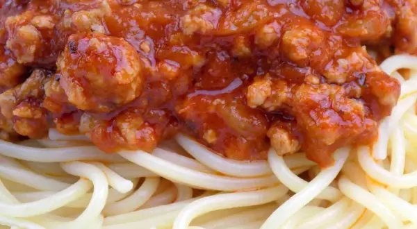 Szybkie spaghetti z pomidorami z puszki i mięsem mielonym na kolację