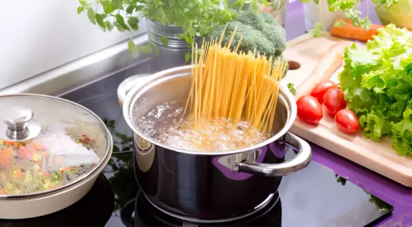 Ile makaronu spaghetti na 2 osoby, aby nie przepłacić za jedzenie?