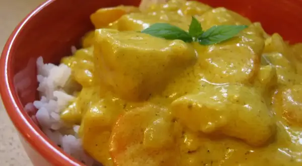 Miseczka ryżu z aromatycznym, kremowym curry. Na wierzchu listek mięty dodaje świeżości.