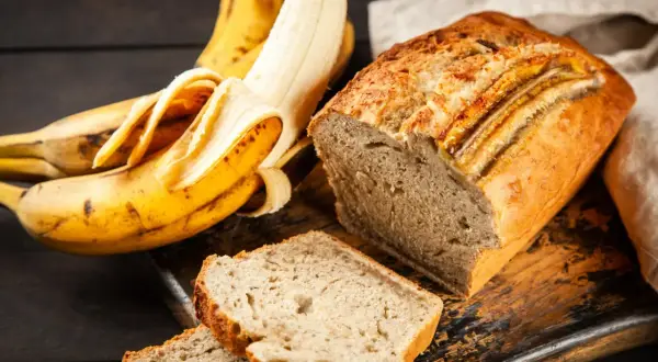Wilgotne ciasto bananowe, które zawsze się udaje, z bananami obok. Idealne na deser lub śniadanie.