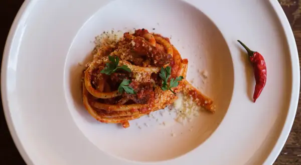 Makaron spaghetti z dziurką: Odkryj sekrety bucatini i przepisy