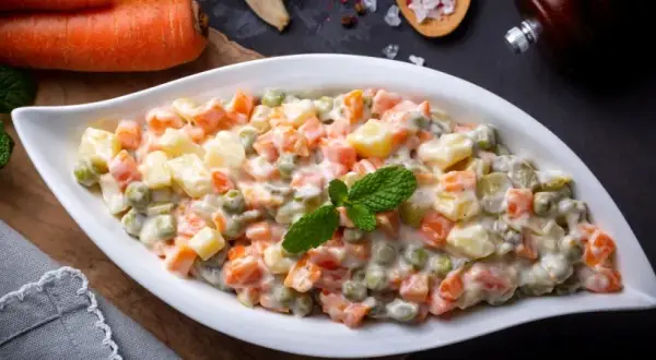 Ile kcal ma sałatka jarzynowa? Sprawdź, co wpływa na kaloryczność