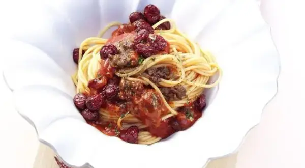 Aromatyczne spaghetti z winem: przepis na wyjątkowy sos do makaronu
