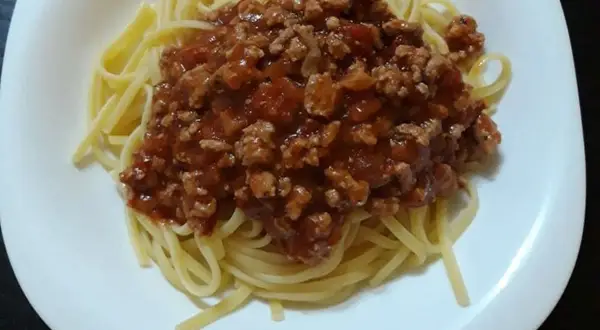 Porcja lekkostrawnego spaghetti z sosem bolognese. Idealne na szybki obiad.