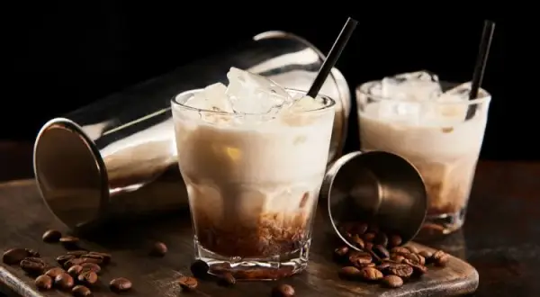 Biały rusek drink - prosty przepis na klasyczny koktajl z historią