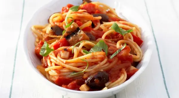 Różnice między spaghetti napoli a bolognese - co warto wiedzieć?