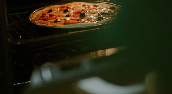 Pizza z termoobiegiem czy bez: która metoda zapewnia lepszy smak?