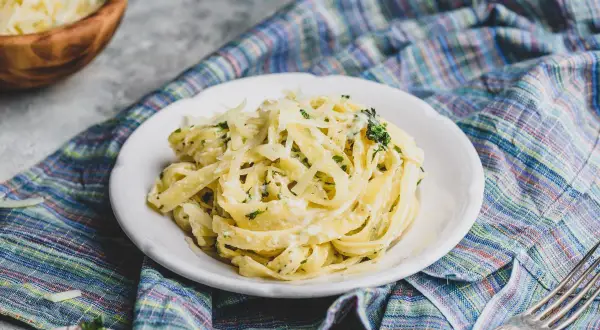 Pyszny makaron z kremowym sosem i parmezanem. Idealna odpowiedź na pytanie: jaka śmietana do makaronu?