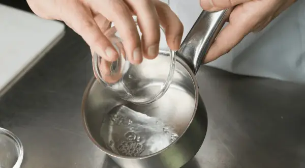 Jak zrobić syrop cukrowy do drinków – prosty przepis na słodkości